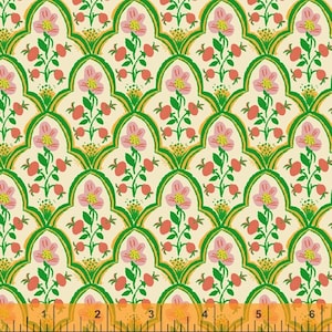Op de afbeelding: Een herhalend patroon van gestileerde bloemen en bessen op een crèmekleurige achtergrond. Het ontwerp toont roze bloemen, rode bessen en groene bladeren in een groen en gouden boogvormig frame. De stof heeft een vintage esthetiek.
