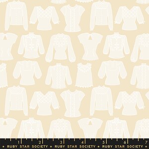 Peut inclure: Un motif sans couture représentant des silhouettes blanches de différents chemisiers sur un fond beige clair. Les chemisiers ont des encolures, des longueurs de manches et des embellissements différents. Le motif est répété sur toute l'image.