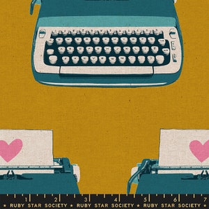 Puede incluir: Un diseño de máquina de escribir turquesa sobre un fondo amarillo mostaza. Dos máquinas de escribir tienen papel con corazones rosas. La máquina de escribir superior se muestra completa. Las máquinas de escribir inferiores tienen una regla en la parte inferior con el texto "RUBY STAR SOCIETY".