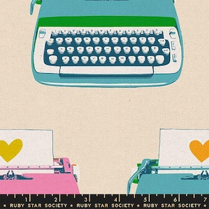 Puede incluir: Ilustración de tres máquinas de escribir vintage en verde azulado, rosa y verde, cada una con una hoja de papel. El papel de las máquinas de escribir rosa y verde tiene un corazón amarillo y naranja. El texto "RUBY STAR SOCIETY" está en la parte inferior.