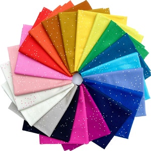 Peut inclure: Un éventail de carrés de tissu colorés, chacun orné de pois blancs. Les couleurs varient du rouge au violet, créant un effet arc-en-ciel. Le tissu est probablement du coton ou une matière similaire, idéal pour divers projets créatifs.