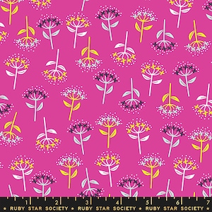 Versieren door Rashida Coleman Hale -- Bloom in Berry (RS1020-15) door Ruby Star Society for Moda -- Fat Quarter