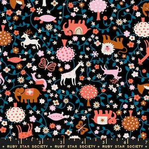 以下が含まれることがあります： カラフルな動物、花、つるが繰り返し描かれた黒い背景。動物には、ゾウ、キリン、鹿、蝶、カメが含まれています。花はピンク、白、黄色です。つるは緑色です。