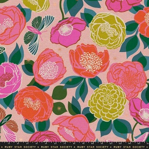Peut inclure: Un tissu floral rose avec un motif répétitif de grandes fleurs roses, rouges et jaunes avec des feuilles vertes et des papillons. Le tissu a une texture subtile et un aspect vintage.