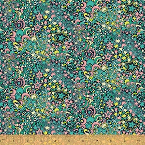 Könnte beinhalten: Ein blaugrüner Stoff mit einem sich wiederholenden Muster aus Sternen, Wirbeln und Punkten in den Farben Rosa, Gelb und Weiß.