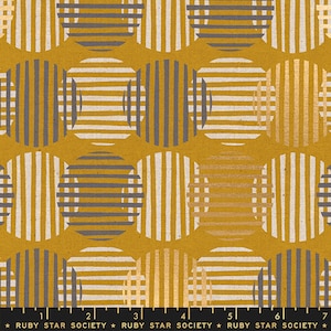 以下が含まれることがあります： 重なり合う円が繰り返されるパターンが施された黄色の生地。円は白と灰色のストライプで構成されています。生地は質感のある表面をしています。