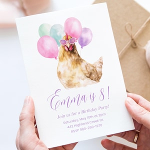 Faire-part d'anniversaire de poulet scintillant • Faire-part drôle de fête à la ferme pour filles • Modèle d'anniversaire animal modifiable • Ballons roses à télécharger