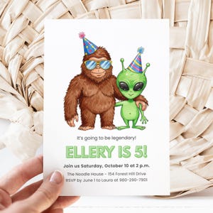 Peut inclure: Invitation d'anniversaire avec un dessin animé de Bigfoot et d'un extraterrestre, tous deux portant des chapeaux de fête et des lunettes de soleil. Le texte indique "Ellery a 5 ans !" avec les détails de l'événement. Fond blanc.