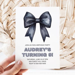 Modèle d'invitation anniversaire toile, faire-part de fête d'anniversaire noeud noir, modèle d'anniversaire enfant modifiable, carte d'anniversaire imprimable