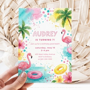Peut inclure: Une invitation d'anniversaire colorée avec le nom "Audrey", annonçant une fête au bord de la piscine. Le design comprend des éléments d'aquarelle, notamment des flamants roses, des palmiers et des motifs floraux. L'invitation comprend la date, l'heure et les informations RSVP.