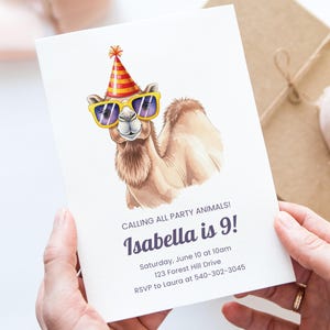 Modello di invito per compleanno con cammello divertente su Canva, invito per festa con animali, biglietto d'invito stampabile con effetto deserto acquerellato, download digitale personalizzabile