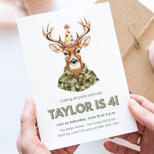 Pu&ograve; includere: Un biglietto d'invito bianco con un cervo con un cappello da festa e una giacca mimetica. Il testo recita "TAYLOR IS 4!" con i dettagli della festa. Il biglietto &egrave; tenuto da una persona.