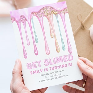 Könnte beinhalten: Eine Party-Einladung mit einem rosa und glitzernden Schleim-Design. Der Text "GET SLIMED" und "EMILY IS TURNING 8!" sind in Rosa dargestellt. Zusätzliche Details umfassen Datum, Uhrzeit, Ort und RSVP-Informationen.