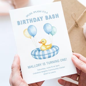 Può includere: Un invito di compleanno azzurro e bianco con il testo "SPLISH, SPLASH! IT'S A BIRTHDAY BASH". Presenta un'anatra di gomma gialla in un salvagente a righe blu e bianche, con palloncini. È visibile anche il testo "MALLORY IS TURNING ONE!"