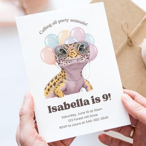 Könnte beinhalten: Eine weiße Einladungskarte mit einer Illustration eines Geckos mit Sonnenbrille und Luftballons. Der Text "Calling all party animals!" und "Isabella is 9!" sind zu sehen. Zusätzlicher Text enthält Datum, Uhrzeit, Adresse und RSVP-Informationen.
