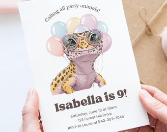Könnte beinhalten: Eine weiße Einladungskarte mit einer Illustration eines Geckos mit Sonnenbrille und Luftballons. Der Text "Calling all party animals!" und "Isabella is 9!" sind zu sehen. Zusätzlicher Text enthält Datum, Uhrzeit, Adresse und RSVP-Informationen.