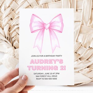 Plantilla de invitación de Canva para cumpleaños con lazo rosa, fiesta de cumpleaños de niña, tarjeta de invitación editable, invitación imprimible, bricolaje, fiesta personalizable