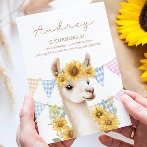 d'anniversaire de lama tournesol | Faire-part de fête Vichy de fille de ferme | Modèle Corjl modifiable | Carte d'anniversaire animal floral imprimable