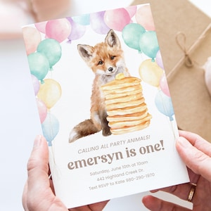 Faire-part d'anniversaire crêpes renard, invitation modifiable Corjl, brunch des bois fête, joli bébé renard pile de crêpes, modèle premier anniversaire