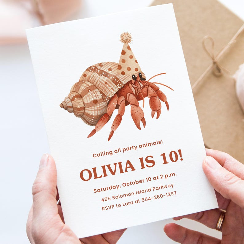 Puede incluir: Una invitaci&oacute;n de cumplea&ntilde;os con una ilustraci&oacute;n en acuarela de un cangrejo ermita&ntilde;o con un gorro de fiesta. La invitaci&oacute;n dice "&iexcl;OLIVIA TIENE 10 A&Ntilde;OS!" con detalles del evento. La invitaci&oacute;n se sostiene en las manos.