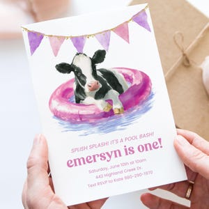 Faire-part vache au bord de la piscine, invitation modifiable Corjl Summer Bash, premier anniversaire des animaux de la ferme, modèle fille rose au bord de la piscine
