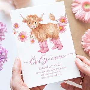 Fille rose d'invitation d'anniversaire de vache des Highlands de cow-girl • Invitation modifiable pour le premier rodéo • Modèle de vache florale sur le thème de la ferme occidentale • Fête de la vache sacrée