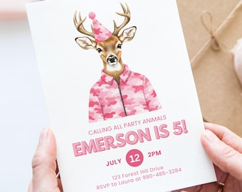 Puede incluir: Una tarjeta de invitación blanca con una ilustración de un ciervo con una camisa rosa camuflaje y un gorro de fiesta. El texto "CALLING ALL PARTY ANIMALS" y "EMERSON IS 5!" está en rosa. También se incluye la fecha y hora de la fiesta.