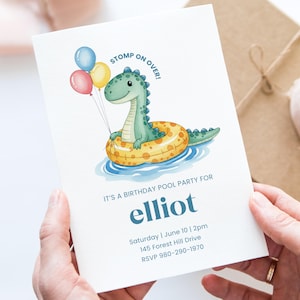 Peut inclure: Une invitation à une fête d'anniversaire à la piscine avec un dinosaure de dessin animé dans une bouée jaune et orange, tenant des ballons. L'invitation indique "STOMP ON OVER!" et comprend le nom "elliot", la date, l'heure, l'adresse et les informations RSVP.