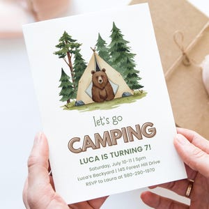 Modèle d'invitation de camping anniversaire toile, Invitation fête tente ours, thème camp enfant modifiable, aventure en plein air, carte imprimable rustique