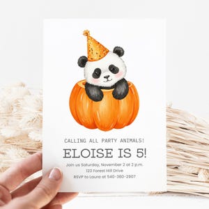 Può includere: Un biglietto d'invito bianco con un'illustrazione ad acquerello di un panda con un cappello da festa seduto in una zucca arancione. Il testo recita "CALLING ALL PARTY ANIMALS! ELOISE IS 5!" con i dettagli dell'evento.