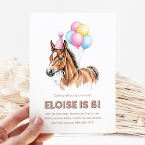 Könnte beinhalten: Eine Geburtstagseinladung mit einer Aquarellillustration eines braunen Fohlens, das eine Partyhütchen trägt und bunte Luftballons hält. Der Text "ELOISE IS 6!" wird darunter zusammen mit den Veranstaltungsdetails angezeigt.
