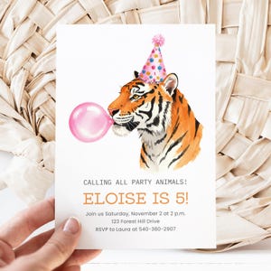 Könnte beinhalten: Eine Geburtstagseinladung mit einer Aquarellillustration eines Tigers, der einen Partyhut trägt und eine Kaugummiblase bläst. Die Einladung lautet "CALLING ALL PARTY ANIMALS! ELOISE IS 5!" mit Party-Details.