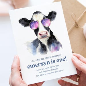 Convite de aniversário da Galaxy Cow, convite editável de festa com animais Corjl, primeiro aniversário de fazenda, modelo engraçado de óculos de sol de vaca
