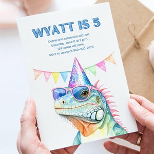 Puede incluir: Una invitación de cumpleaños con el texto "WYATT IS 5" en azul. La invitación presenta una ilustración de acuarela de una iguana colorida con gafas de sol y un gorro de fiesta. La invitación incluye detalles del evento.