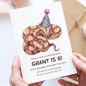 Könnte beinhalten: Geburtstagseinladung mit einer Aquarellillustration einer Schlange mit Partyhut. Die Einladung lautet "GRANT IS 8!" und enthält Party-Details. Die Schlange ist braun und beige mit einem bunten Partyhut.
