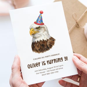 Może przedstawiać: Zaproszenie urodzinowe z akwarelową ilustracją orła bielika w czapce urodzinowej. Tekst brzmi "CALLING ALL PARTY ANIMALS! Oliver is turning 9!" ze szczegółami wydarzenia. Zaproszenie jest trzymane przez osobę.