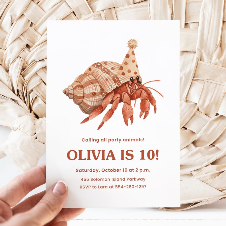 Puede incluir: Una invitaci&oacute;n de cumplea&ntilde;os con una ilustraci&oacute;n en acuarela de un cangrejo ermita&ntilde;o con un gorro de fiesta. La invitaci&oacute;n dice "Calling all party animals! OLIVIA IS 10!" con detalles del evento. La invitaci&oacute;n es sostenida por una mano.