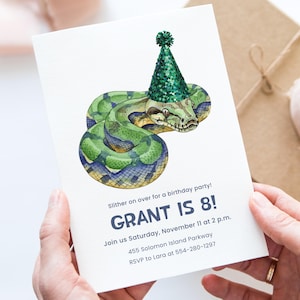 Może przedstawiać: Białe zaproszenie urodzinowe z akwarelową ilustracją zielono-niebieskiego węża w zielonej czapeczce. Tekst brzmi "GRANT IS 8!" ze szczegółami przyjęcia.