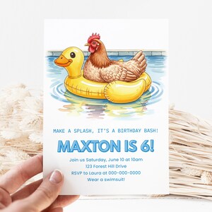 Op de afbeelding: Een verjaardagsuitnodiging met een gele opblaasbare eend en een bruine kip in een zwembad. De uitnodiging luidt "MAKE A SPLASH, IT'S A BIRTHDAY BASH! MAXTON IS 6!" met evenementdetails.