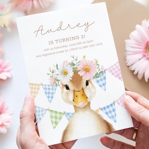 Invitation d'anniversaire de canard pour les filles | Faire-part animal de la ferme avec fleurs | Modèle Corjl modifiable | Carte d'anniversaire Vichy basse-cour