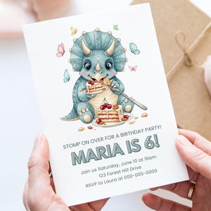 Modello di invito per compleanno a tema dinosauri su Canva, invito per festa a tema triceratopo, tema torta e farfalla, biglietto di auguri per bambini modificabile, download digitale