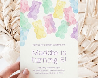 Puede incluir: Una tarjeta de invitación de cumpleaños rectangular con un patrón de acuarela de ositos de goma coloridos. El texto dice: Join us for a sweet celebration! Maddie is turning 6! Saturday, May 10 at 2 pm, Maddie's House - 544 Forest Hill Dr. RSVP to Brittany (540-290-1790).