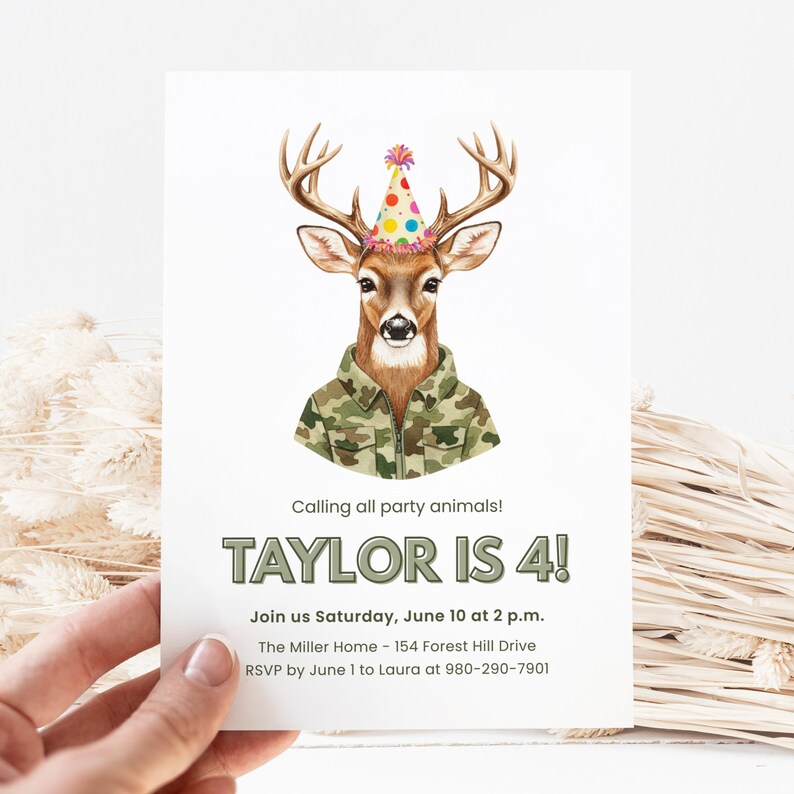 Pu&ograve; includere: Un invito per una festa di compleanno con un cervo che indossa una giacca mimetica e un cappello da festa a pois colorati. Il testo recita "TAYLOR IS 4!" e include i dettagli della festa. L'invito &egrave; tenuto in mano.