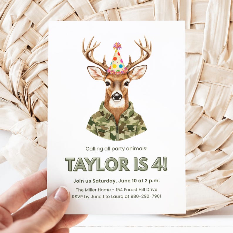Pu&ograve; includere: Un biglietto d'invito bianco con un'illustrazione di un cervo con una giacca mimetica e un cappello da festa. Il testo "TAYLOR IS 4!" &egrave; visualizzato, insieme ai dettagli dell'evento: data, ora e luogo.