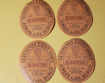 Frühes Lot von 4 Guinness Bierflaschenetiketten.