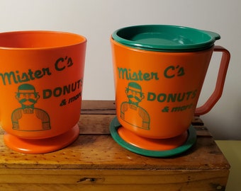 2 Vintage Mr C's Donuts Kunststoff-Reisebecher. Orange und Grün