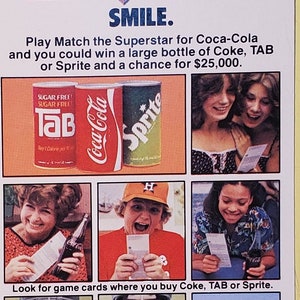 Op de afbeelding: Een vintage Coca-Cola Super Bowl zondag promotie met een kans om $ 25.000 te winnen. De advertentie toont een lachend stel dat een spelkaart vasthoudt, een foto van een blikje Coca-Cola, TAB en Sprite, en een foto van een American footballspeler met een helm.