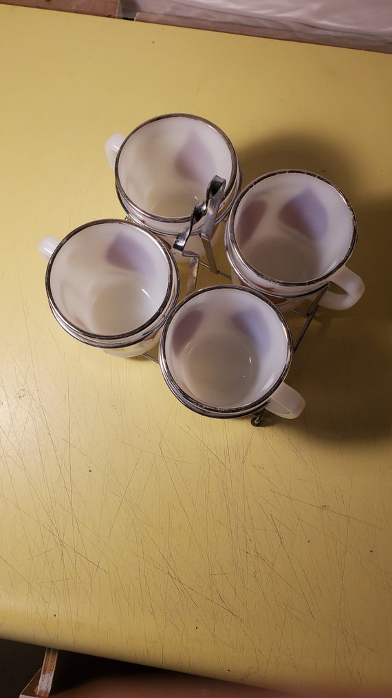 Bols et assiettes en verre opale blanc avec bord à volants en pétales