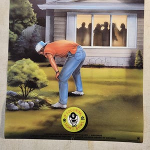 以下が含まれることがあります： 「LAWN BOWLING」の文字が黄色で書かれたヴィンテージポスター。オレンジ色のシャツとブルージーンズを着た人が芝生の上にいます。「IF YOU DRINK, DON'T BOWL」と書かれた円形のエンブレム。