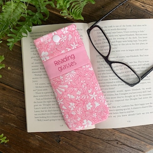 Étui à lunettes personnalisé en tissu de fleurs Liberty rose, lunettes faites à la main, pochette à bouton-pression florale, housse souple personnalisée pour lunettes de soleil